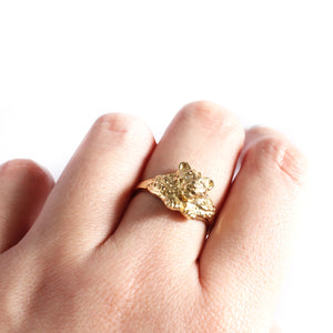 Enigmatic Resting Leopard Yellow Gold Ring