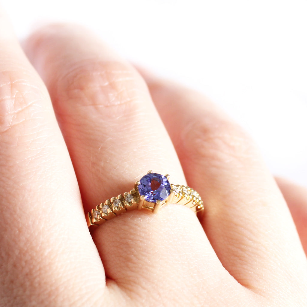 Stunning Solitaire Tanzanite with Diamond Shoulder Yellow Ring