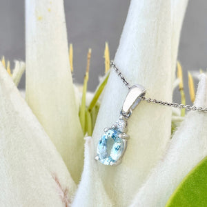 Elegant Oval Cut Aquamarine Pendant with Single Diamond Highlight