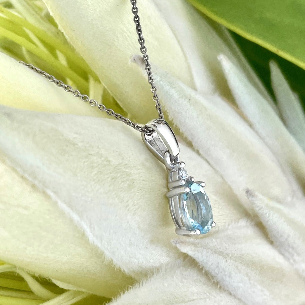 Elegant Oval Cut Aquamarine Pendant with Single Diamond Highlight