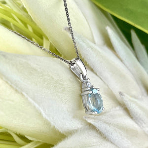 Elegant Oval Cut Aquamarine Pendant with Single Diamond Highlight