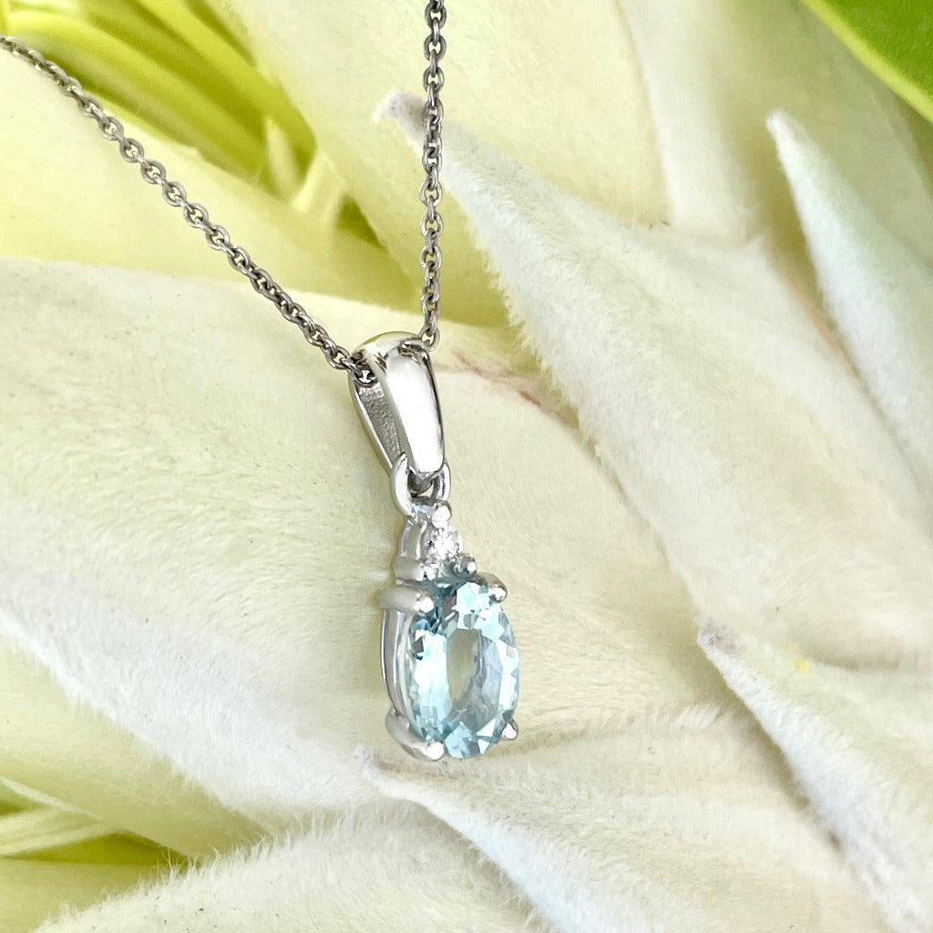 Elegant Oval Cut Aquamarine Pendant with Single Diamond Highlight