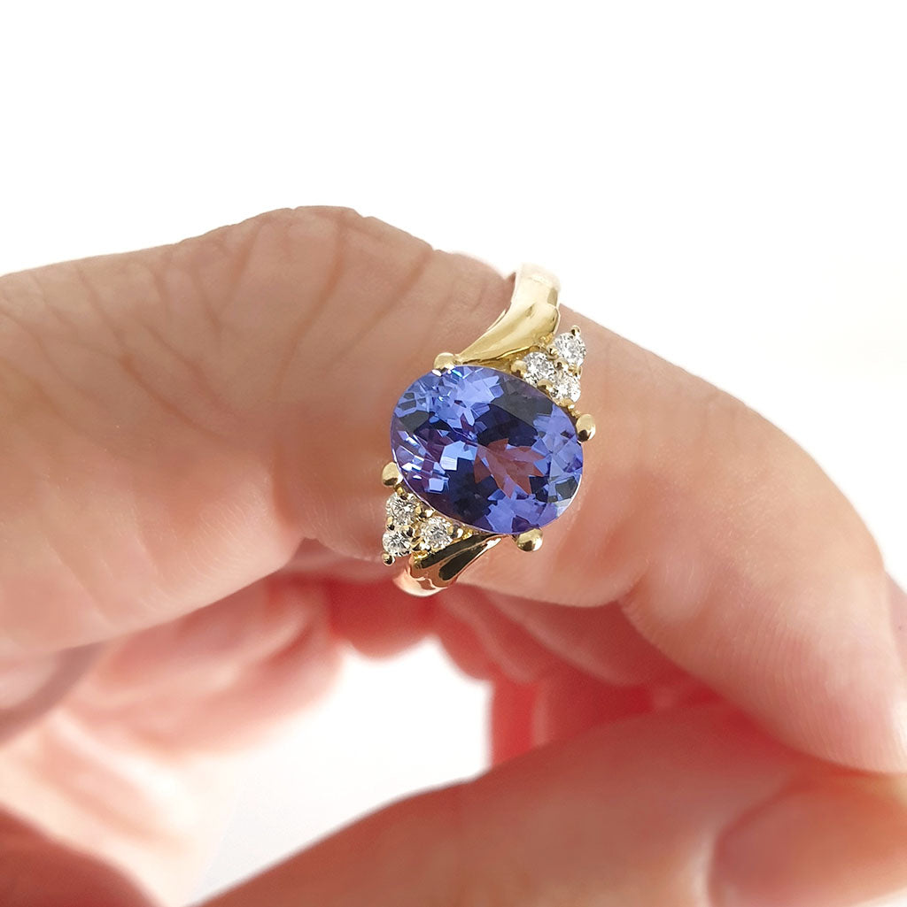 Oval Cut Tanzanite With Petite Double Trilogy Shoulder Accent\Oval Cut Tanzanite With Petite Double Trilogy Shoulder Accent