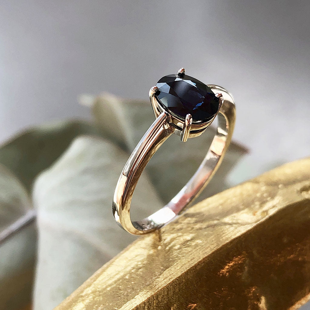 Order Engagement Ring Dibela in 3 Carat 9k White Gold Black Sapphire |  GLAMIRA.in